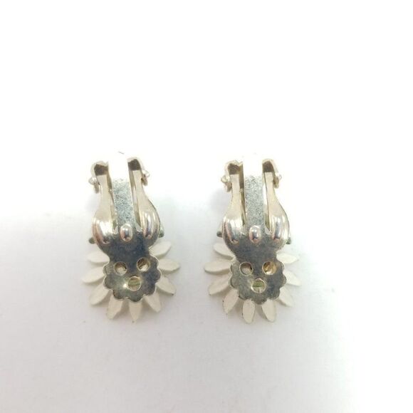 Vintage White Daisy Enamel Clip On Earrings, Cute Retro Design, Estate - Picture 4 of 6